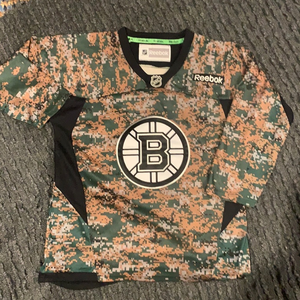 Boston Bruins camo jersey size small men’s BNWOT